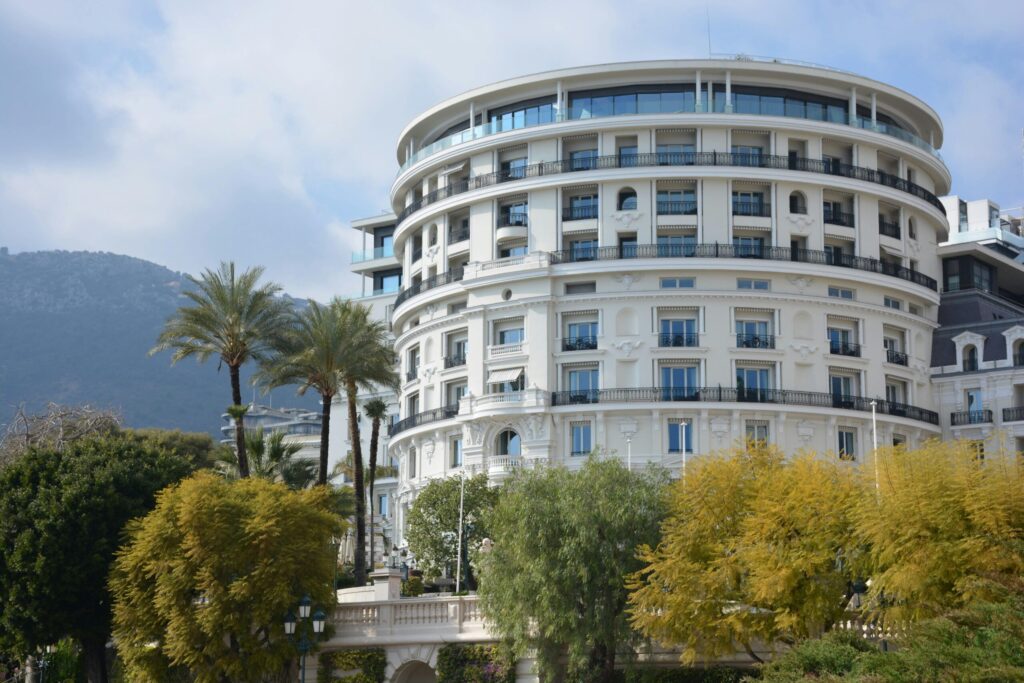 Luxurious round hotel with palm trees, offering an elegant getaway.